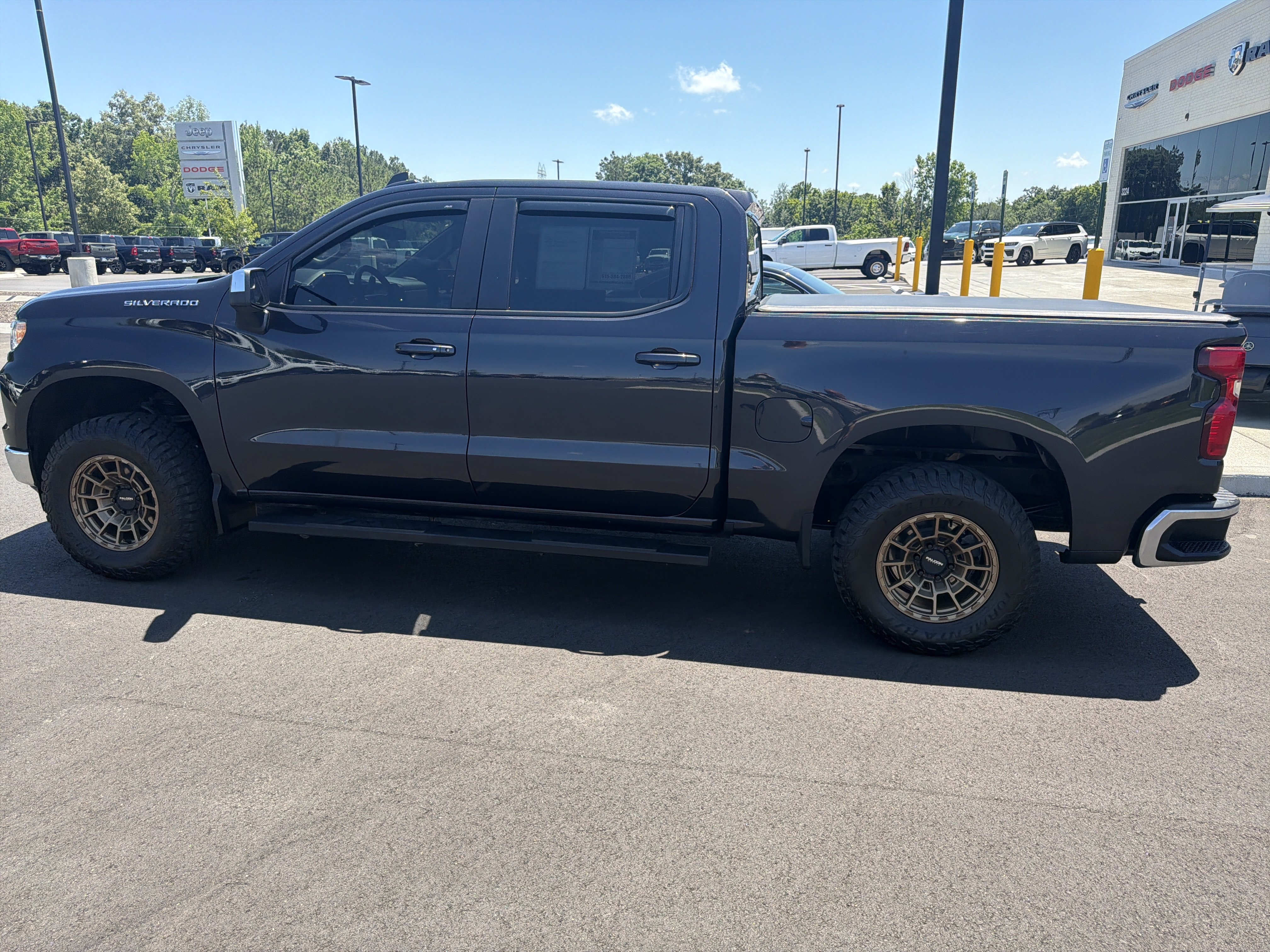 Used 2022 Chevrolet Silverado 1500 LT RWD image 11