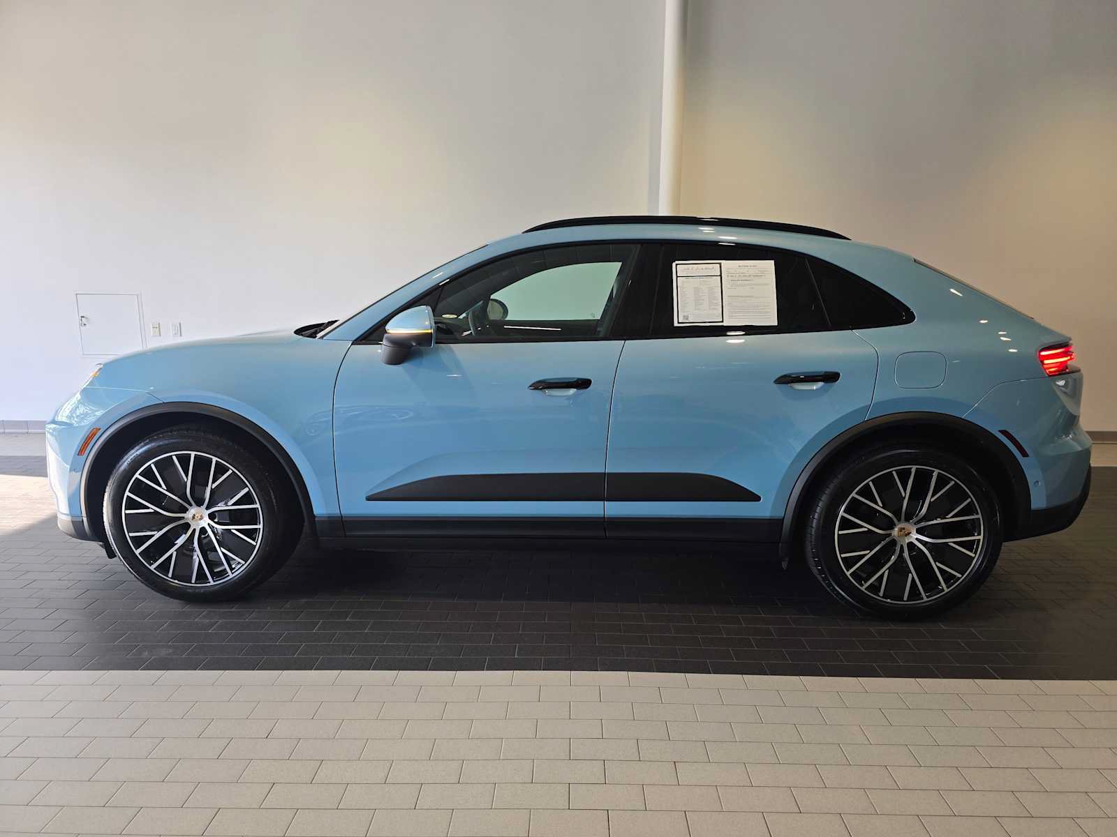Used 2025 Porsche Macan Electric RWD image 2