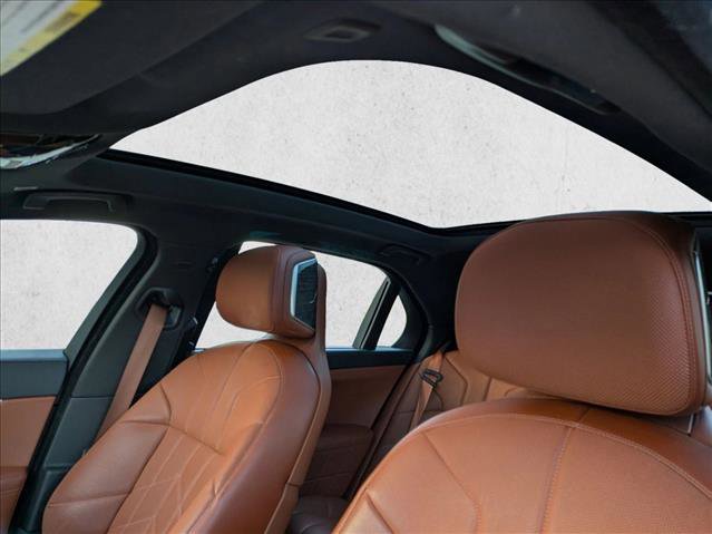 Used 2023 BMW 740i image 16