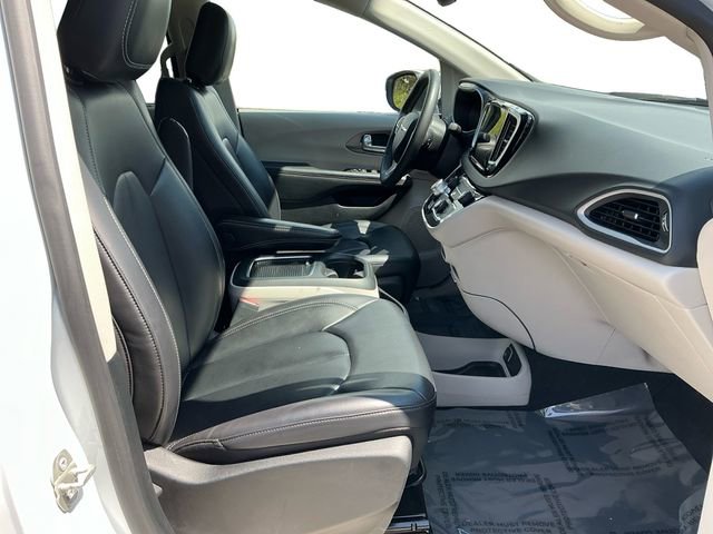 Used 2023 Chrysler Pacifica Touring-L FWD image 17