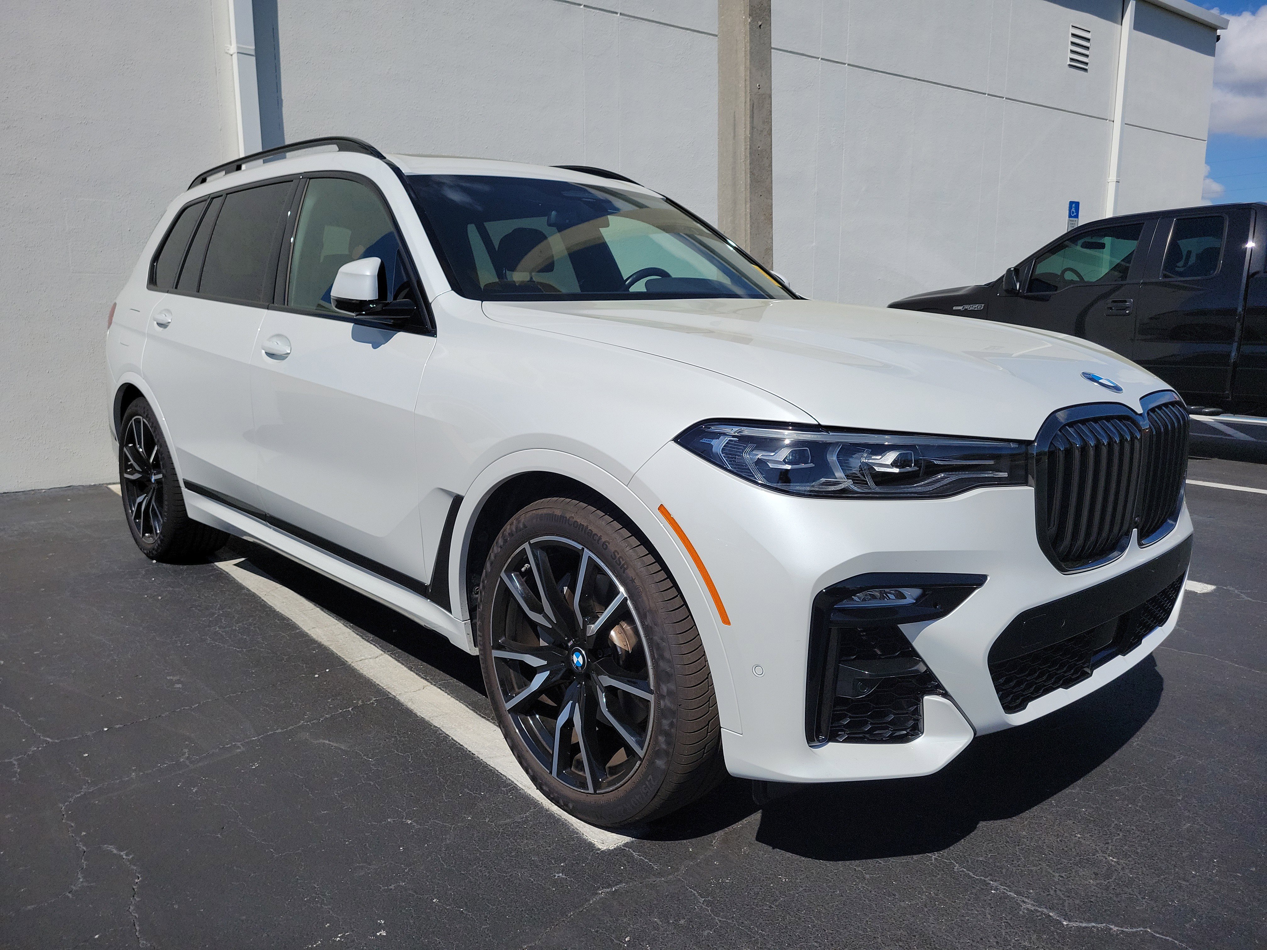 Used 2022 BMW X7 xDrive40i w/ M Sport Package image 2
