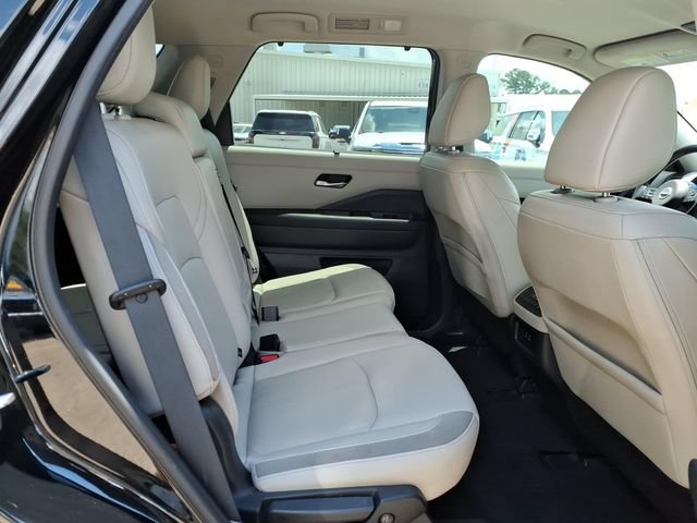 Used 2023 Nissan Pathfinder SL w/ Black Appearance Package FWD image 16
