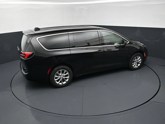 Certified 2025 Chrysler Pacifica Select AWD/4WD image 18
