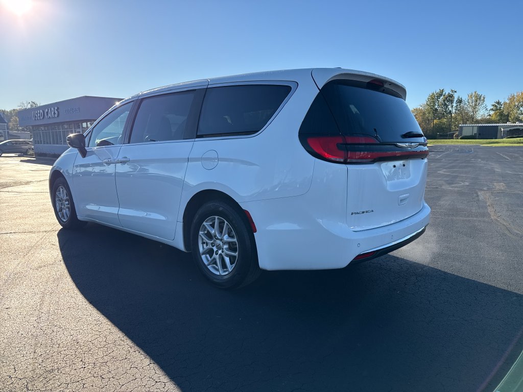 Used 2025 Chrysler Pacifica Select FWD image 3
