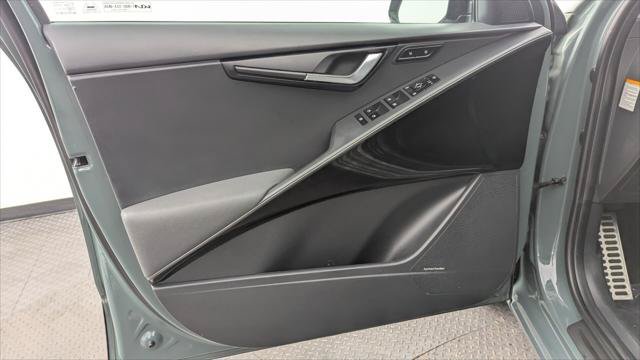Used 2023 Kia Niro SX Touring FWD image 13