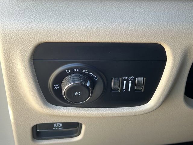 Certified 2024 Jeep Grand Cherokee Limited w/ Luxury Tech Group II image 35