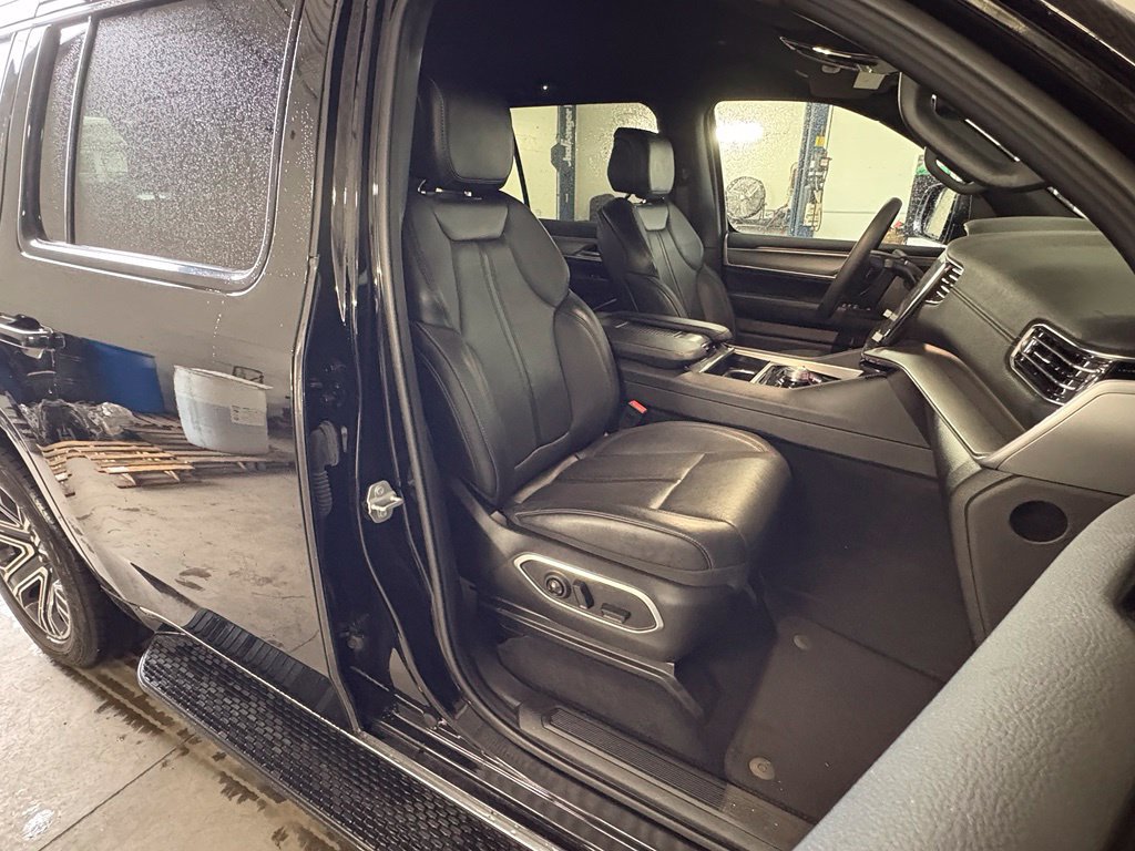 Used 2025 Jeep Wagoneer Series II w/ 8-Passenger Seating Package AWD/4WD image 22