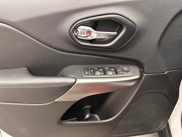 Used 2021 Jeep Cherokee Latitude AWD/4WD image 14
