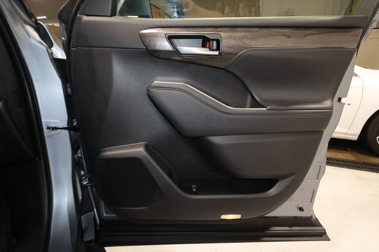 Used 2023 Toyota Highlander Limited image 19