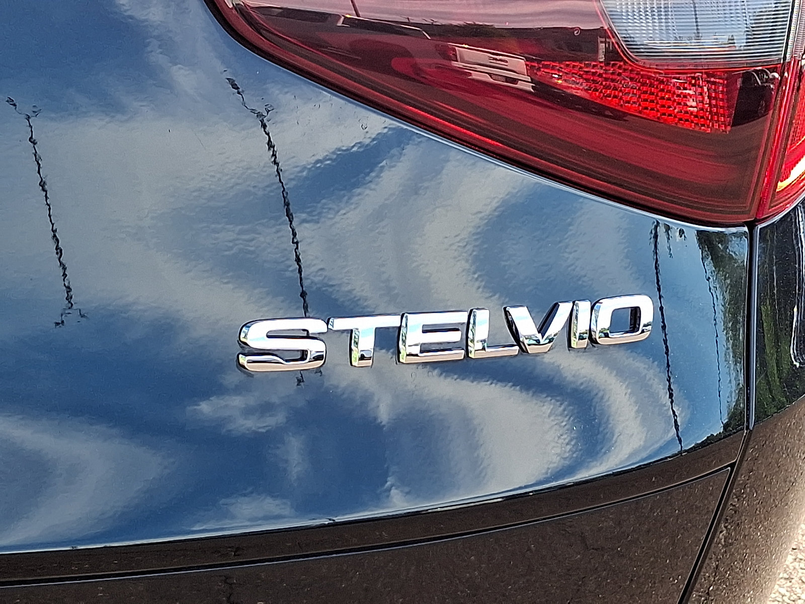 Used 2023 Alfa Romeo Stelvio Veloce AWD/4WD image 31