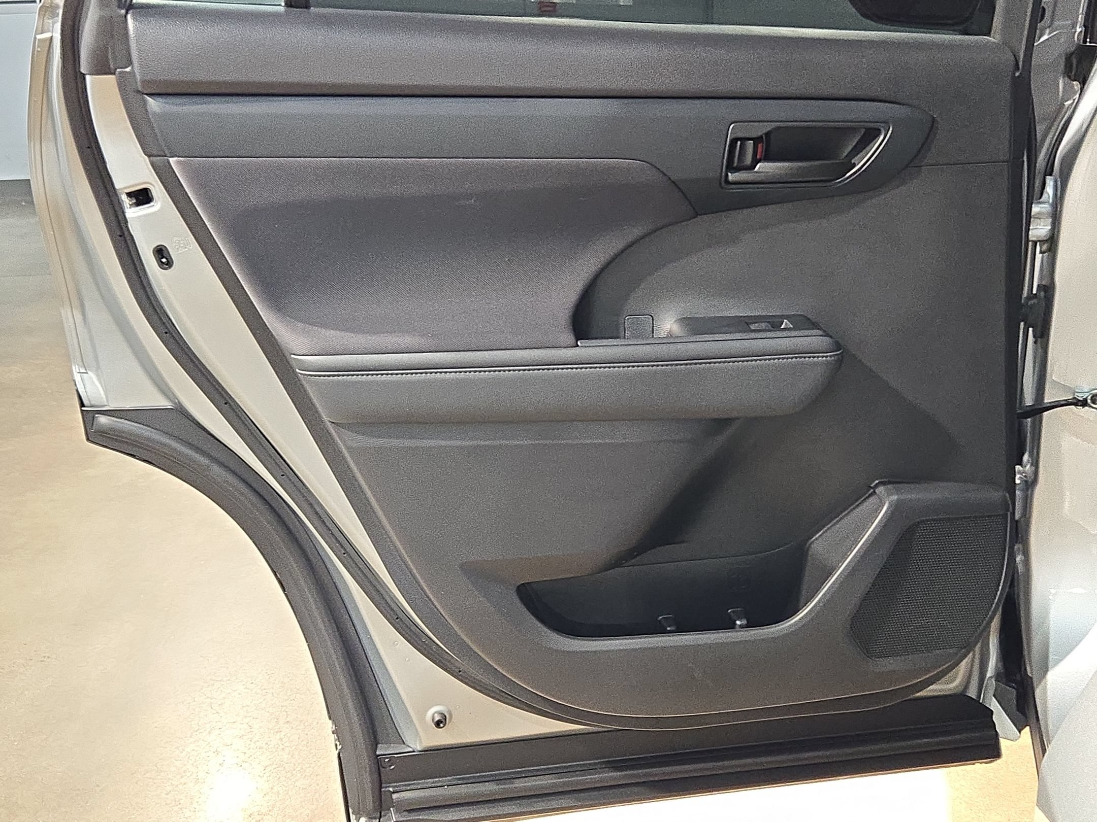 Used 2021 Toyota Highlander L FWD image 29