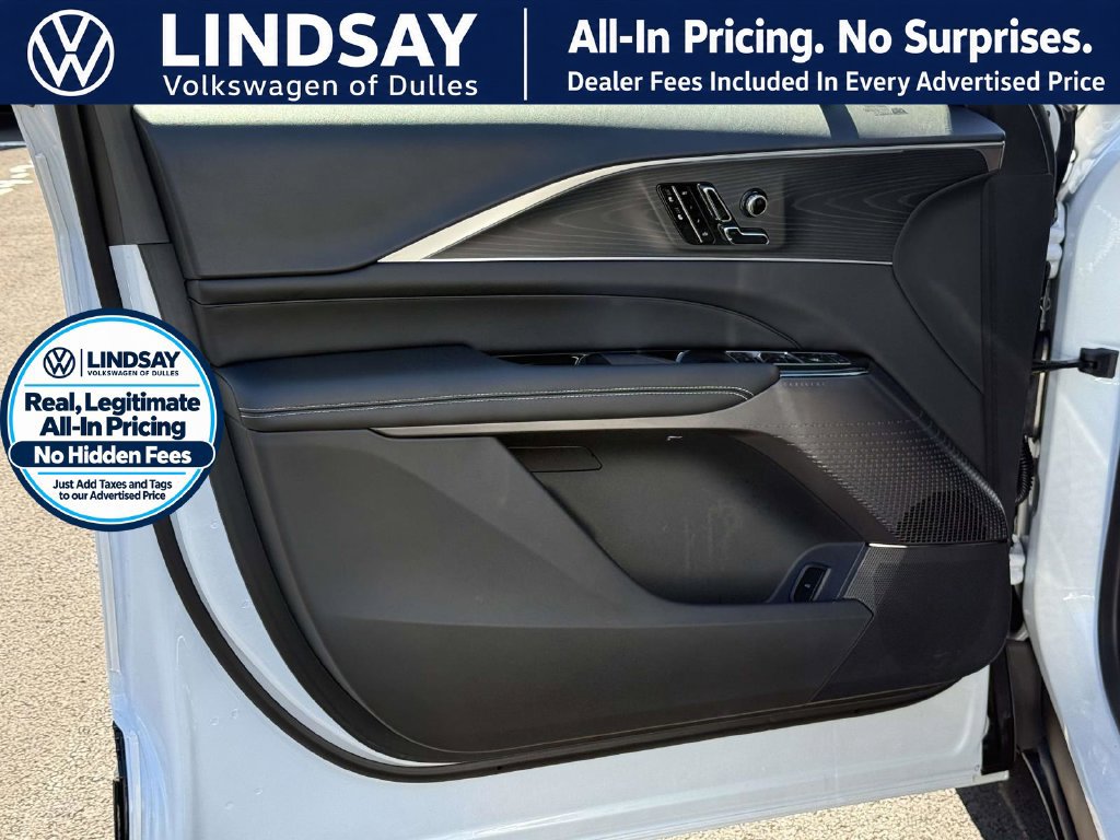 Used 2025 Cadillac Lyriq Luxury AWD/4WD image 8