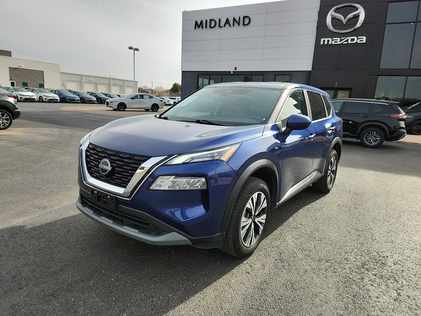 Used 2023 Nissan Rogue SV image 3