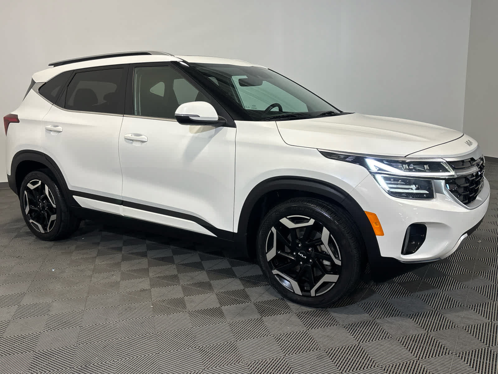 Certified 2024 Kia Seltos SX w/ SX Sunroof Package AWD/4WD image 1