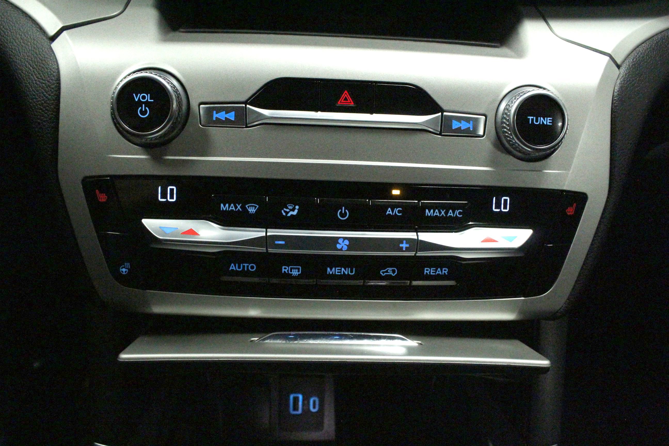 Used 2021 Ford Explorer XLT w/ Equipment Group 202A AWD/4WD image 26