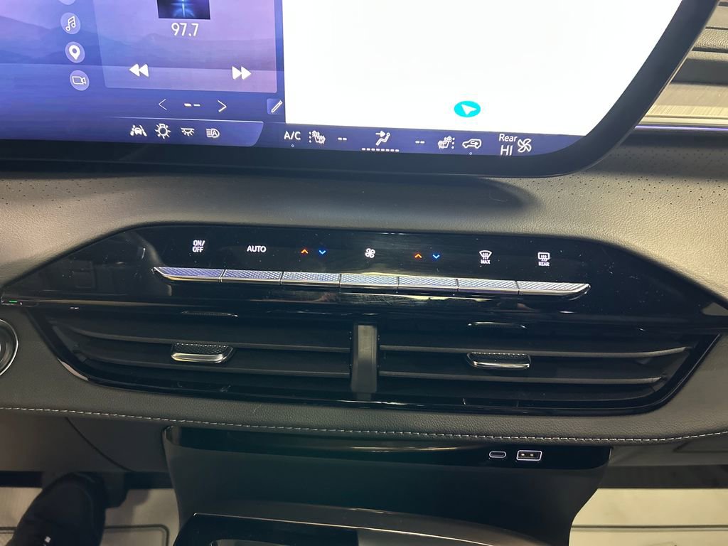 Used 2025 Buick Enclave Avenir AWD/4WD image 19