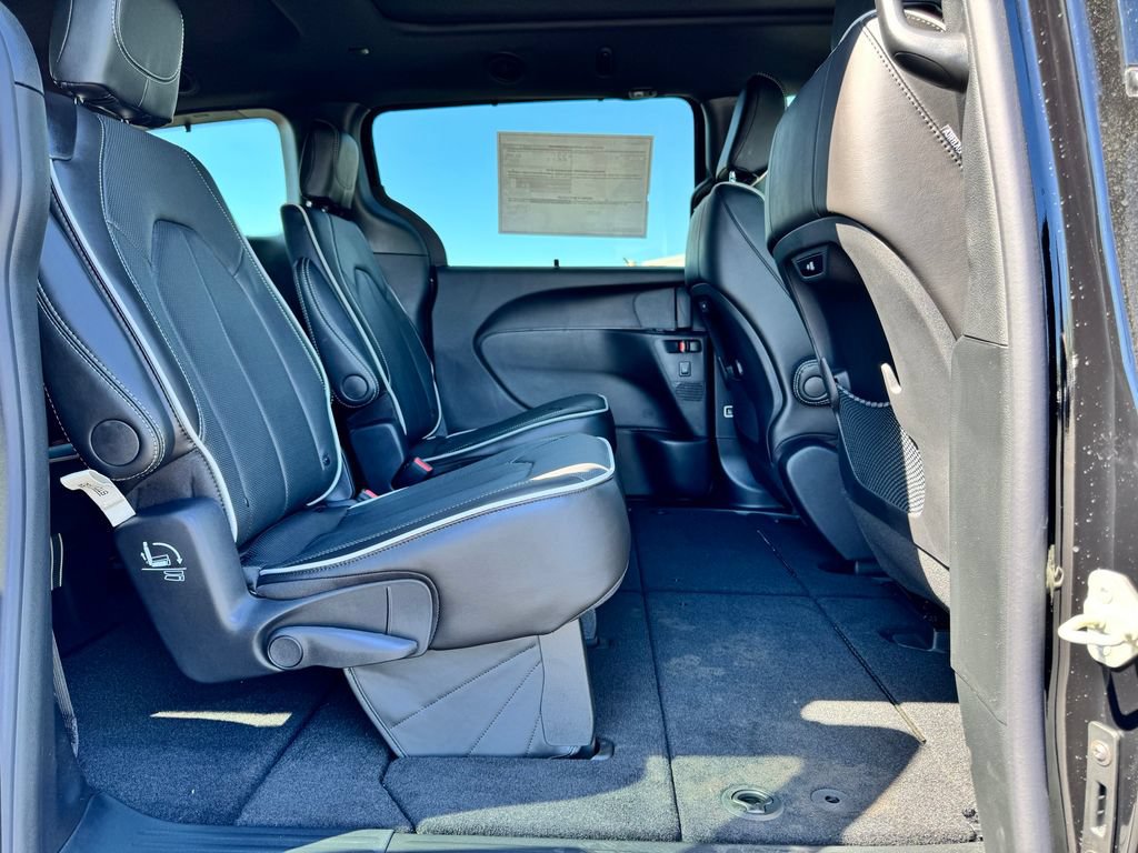 New 2027 Chrysler Pacifica Limited FWD image 12