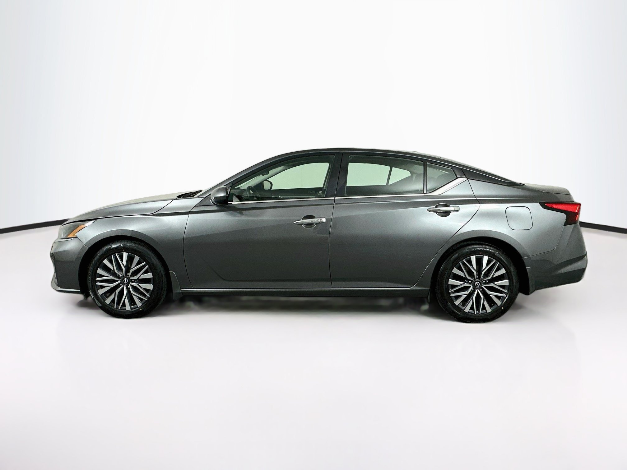 Used 2023 Nissan Altima 2.5 SV FWD image 4