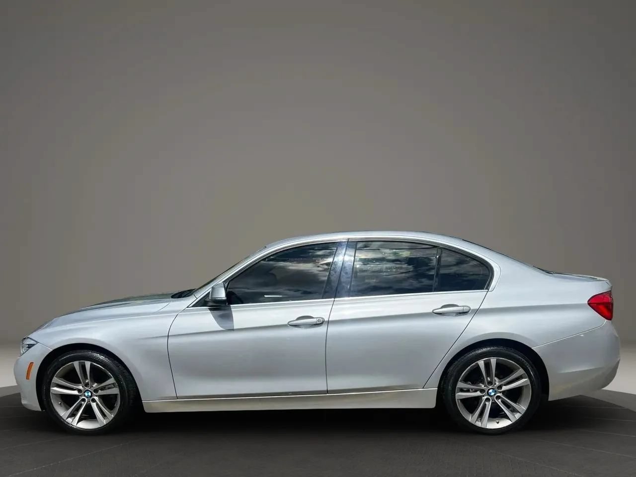Used 2017 BMW 330i xDrive Sedan AWD/4WD image 8