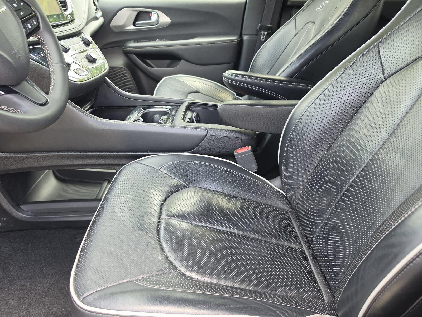 Used 2024 Chrysler Pacifica Premium FWD image 13