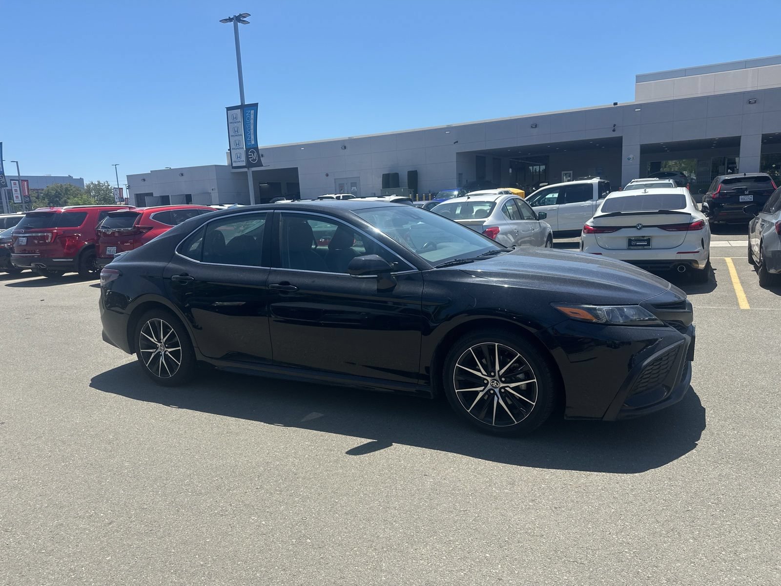 Used 2023 Toyota Camry SE FWD image 2
