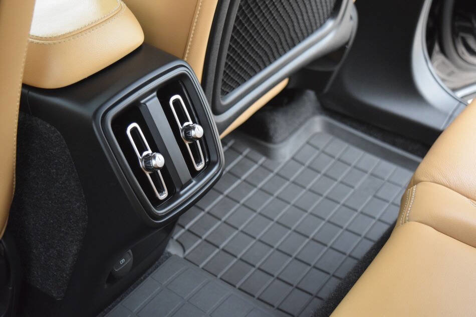 Used 2020 Volvo XC40 T5 Momentum w/ Protection Package Premier image 47