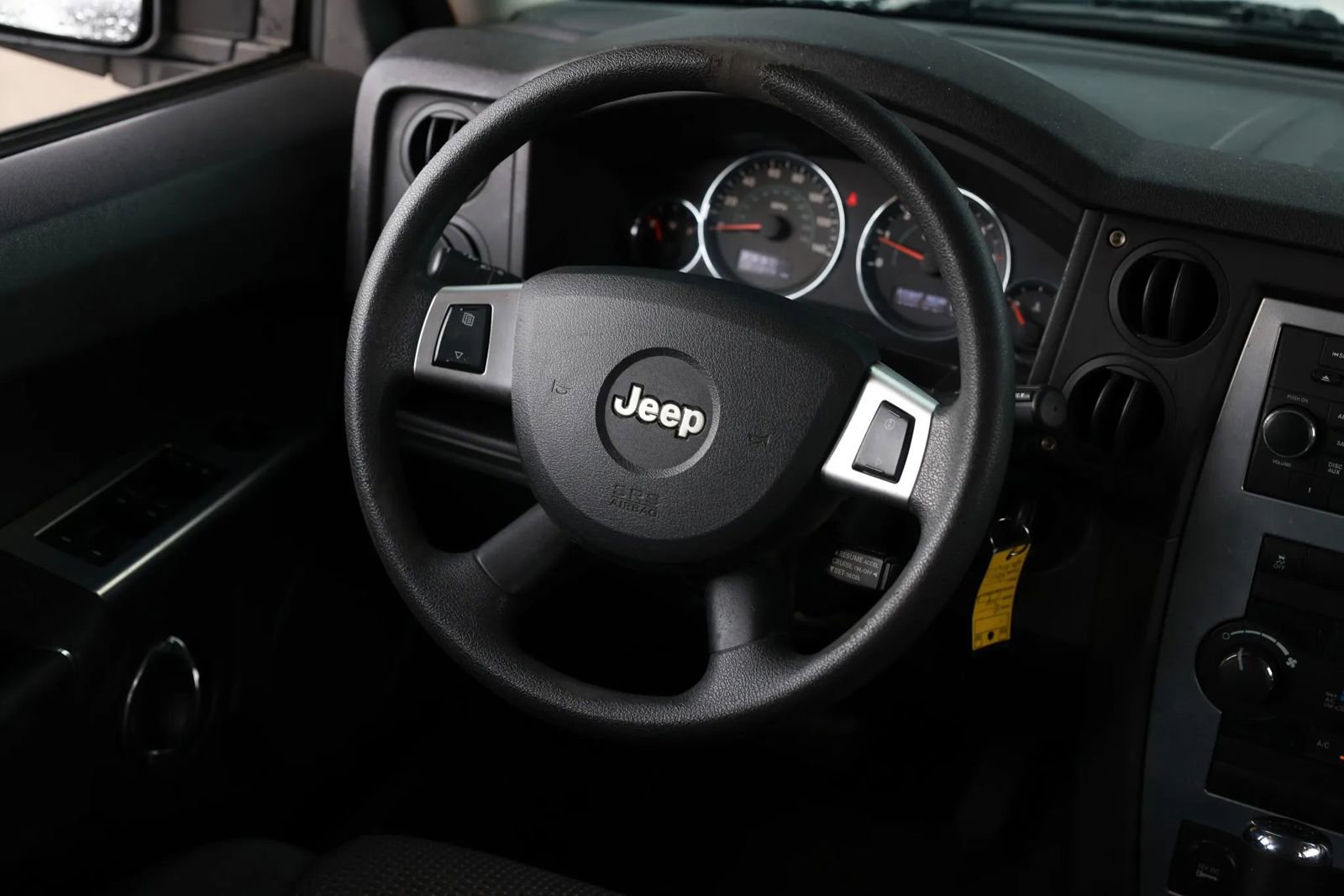 Used 2010 Jeep Commander Sport image 31