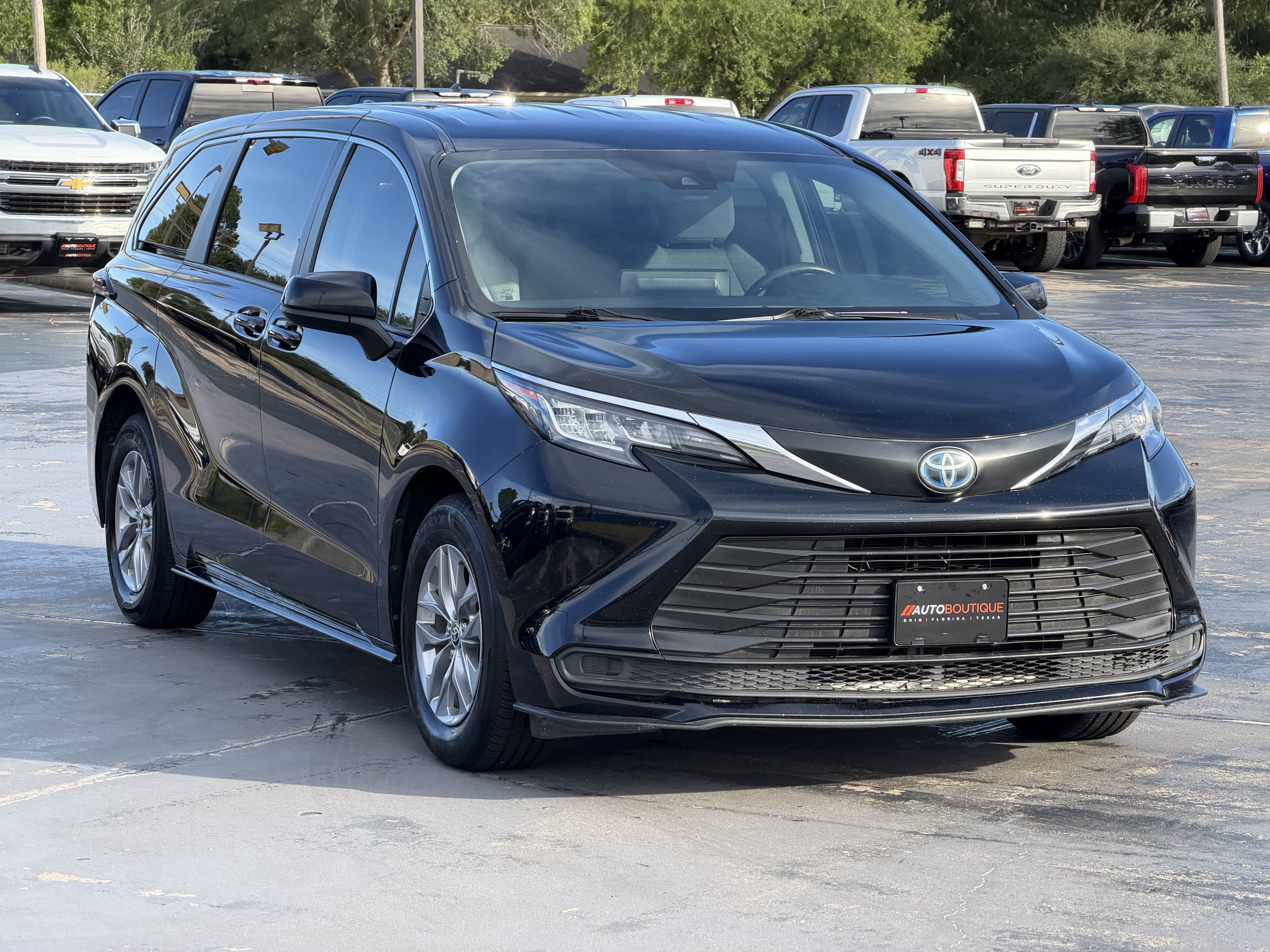 Used 2022 Toyota Sienna LE FWD image 3