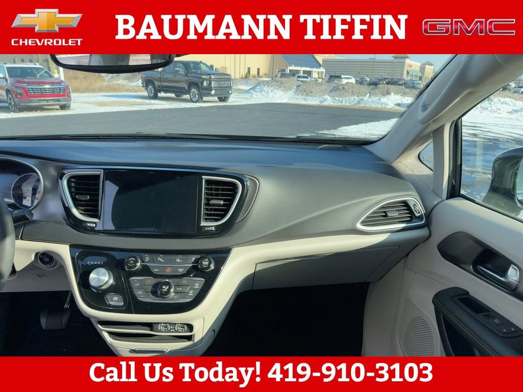 Used 2024 Chrysler Pacifica Touring-L image 13