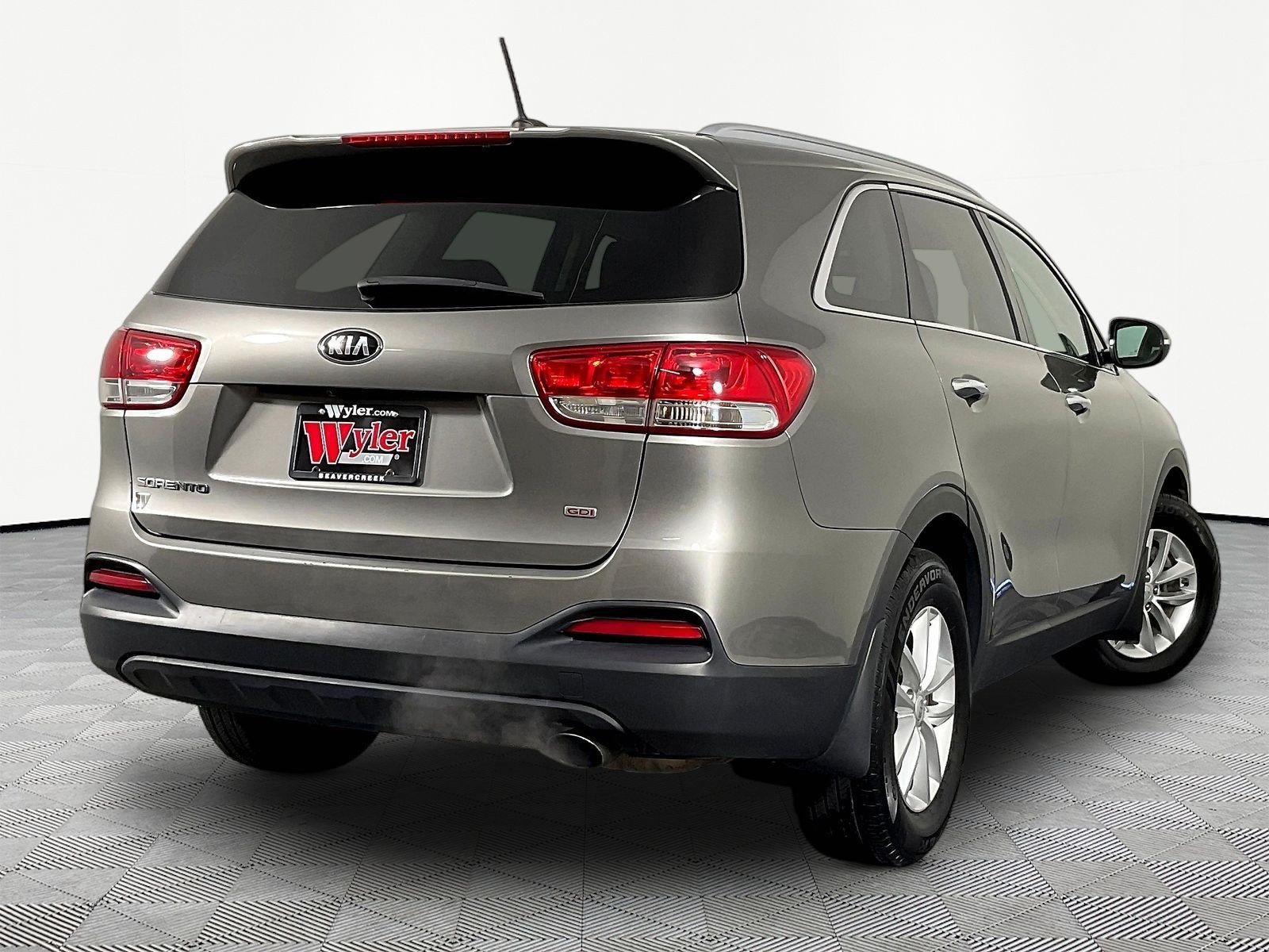 Used 2017 Kia Sorento FWD image 6