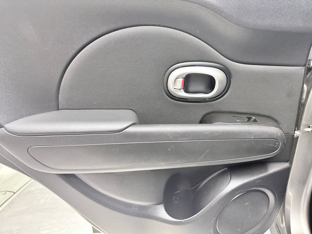Used 2016 Kia Soul + image 17