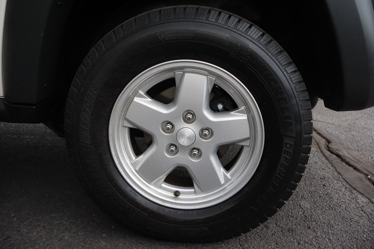 Used 2006 Jeep Liberty Sport AWD/4WD image 40