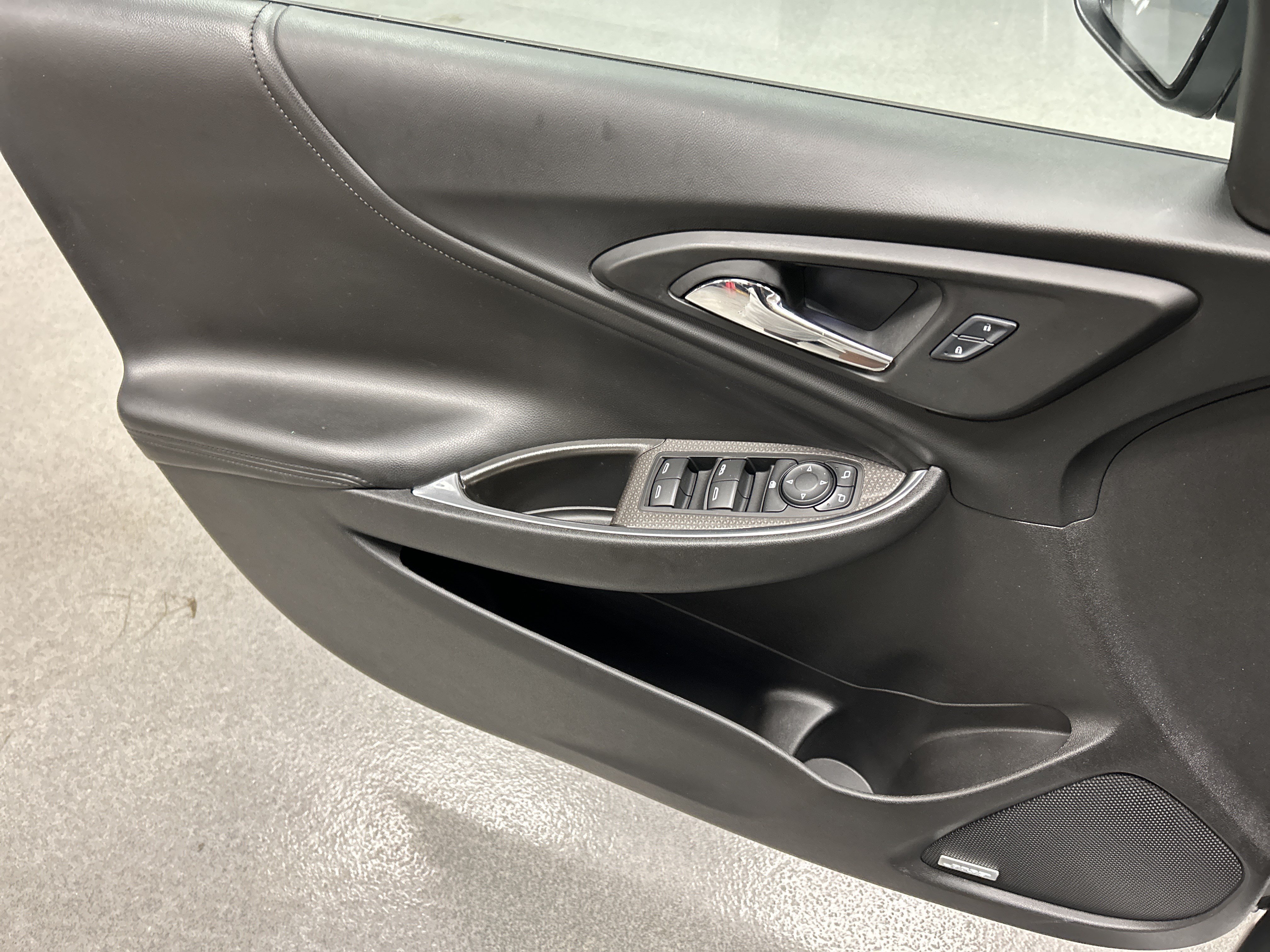 Used 2017 Chevrolet Malibu LT w/ Leather Package FWD image 15