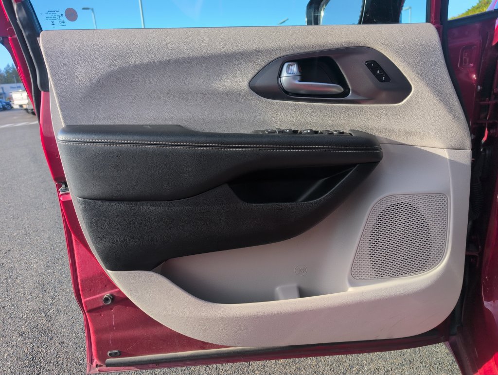 Used 2024 Chrysler Pacifica Touring-L FWD image 17