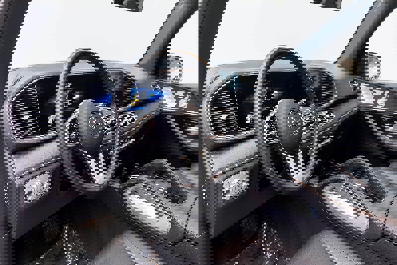 Used 2022 Mercedes-Benz GLE 350 4MATIC w/ Premium Package image 2