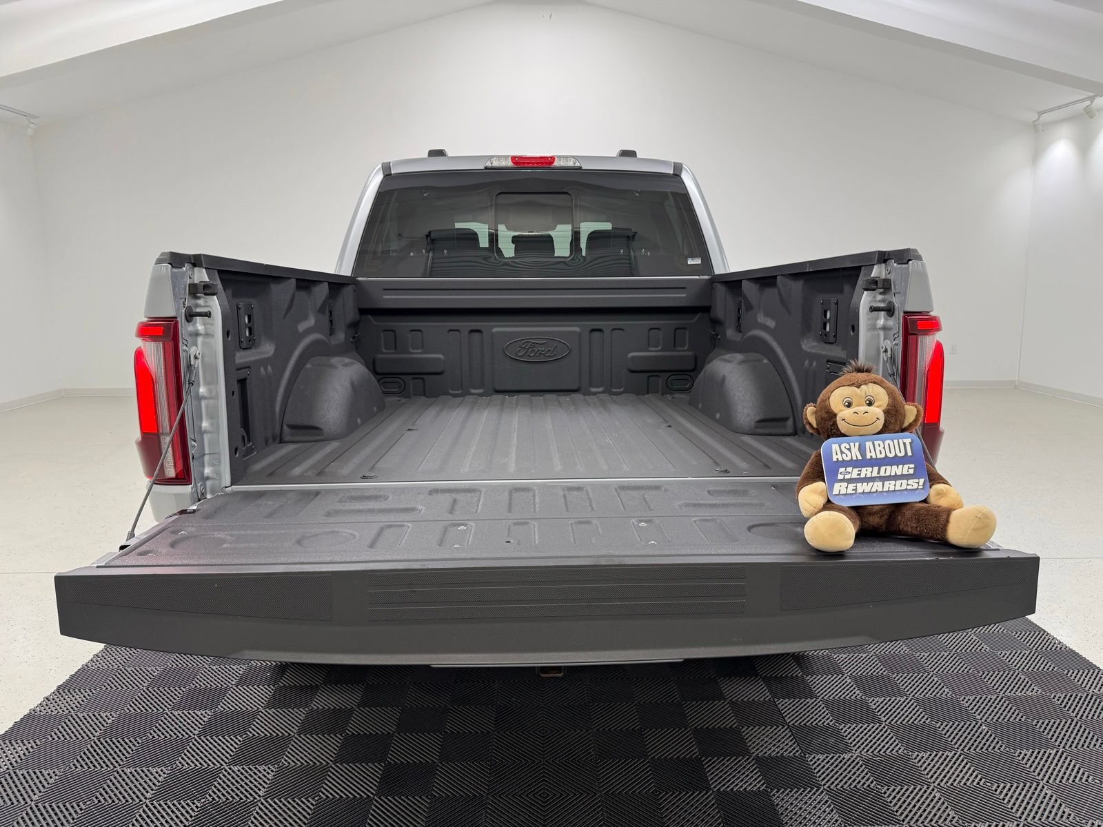 Used 2025 Ford F150 Lariat w/ Equipment Group 501A Mid AWD/4WD image 9