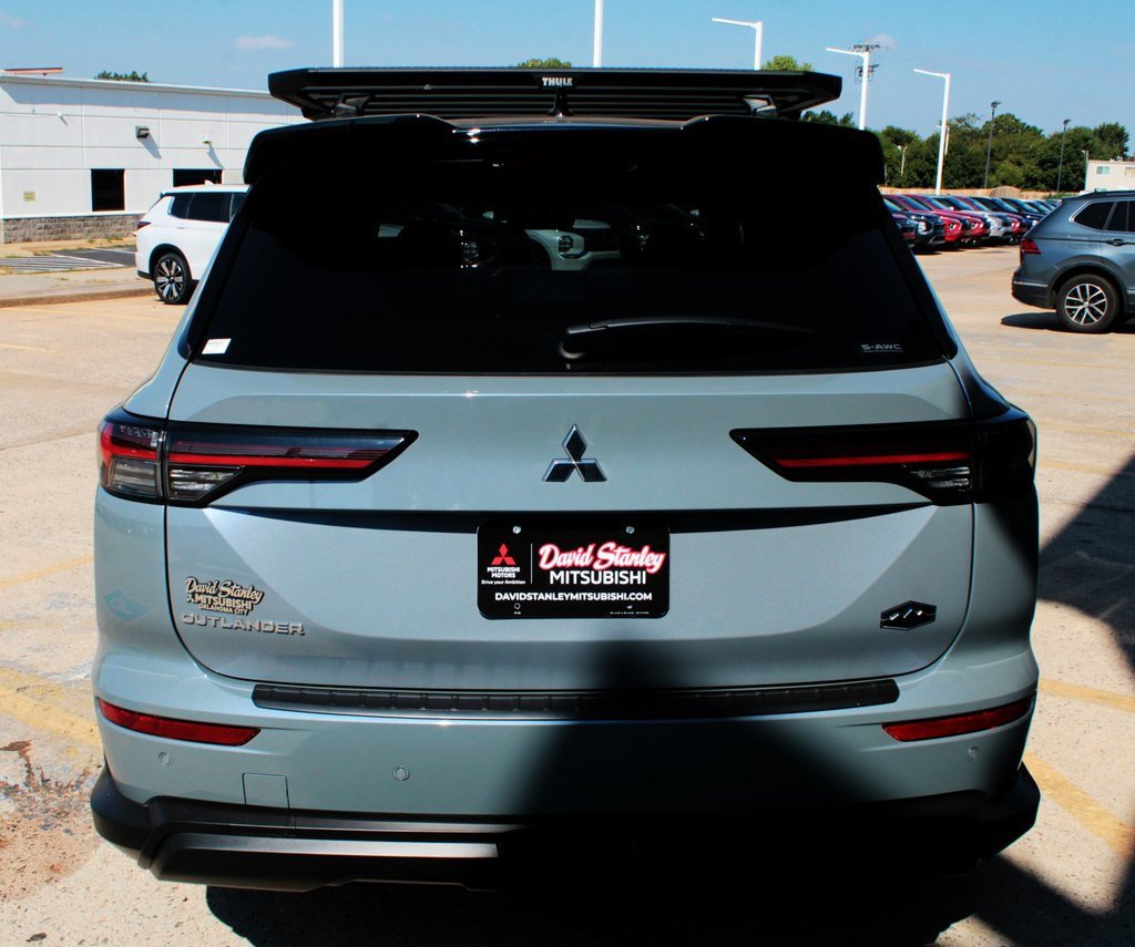 New 2025 Mitsubishi Outlander SE image 10