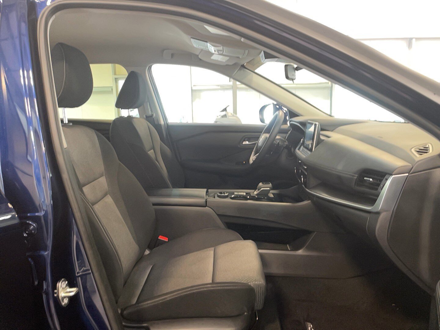 Used 2025 Nissan Rogue SV AWD/4WD image 7