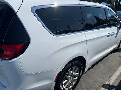 Used 2025 Chrysler Pacifica Select FWD image 4