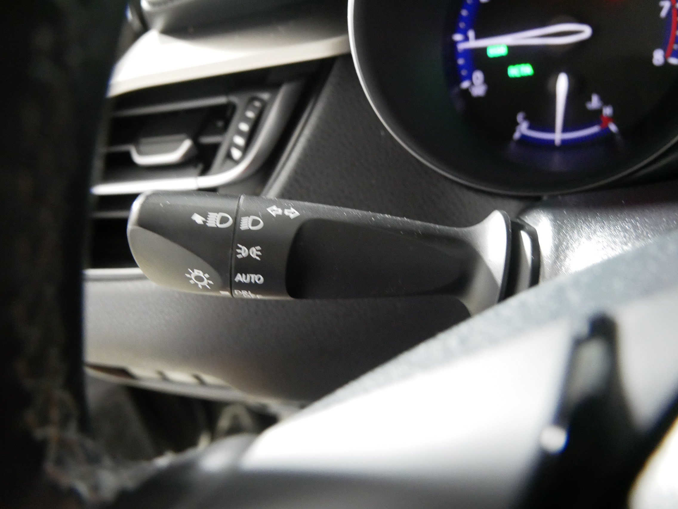 Used 2019 Toyota C-HR XLE FWD image 32