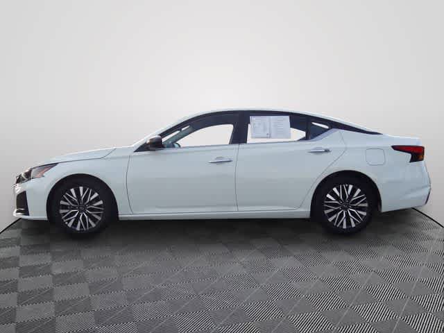 Used 2025 Nissan Altima 2.5 SV FWD image 2