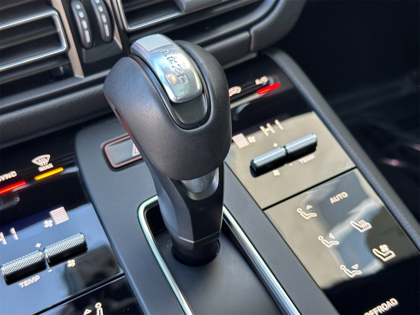 Used 2025 Porsche Macan image 25