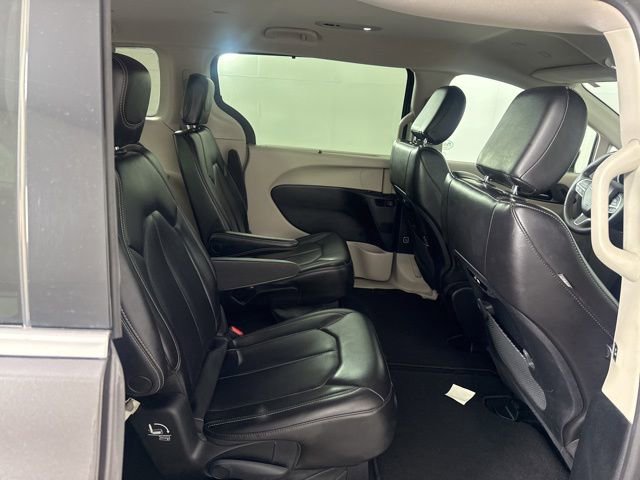 Used 2023 Chrysler Pacifica Touring-L image 18