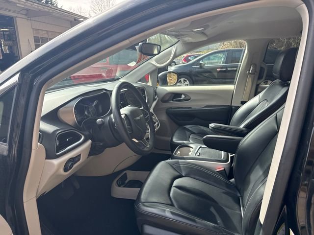 Used 2023 Chrysler Pacifica Touring-L image 17