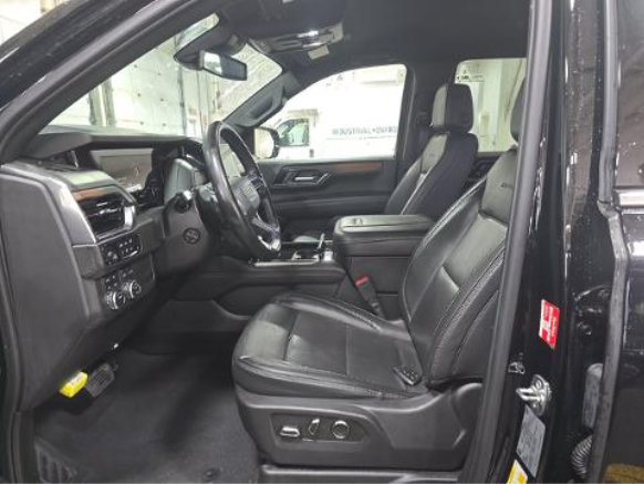 Used 2025 GMC Yukon Denali AWD/4WD image 3