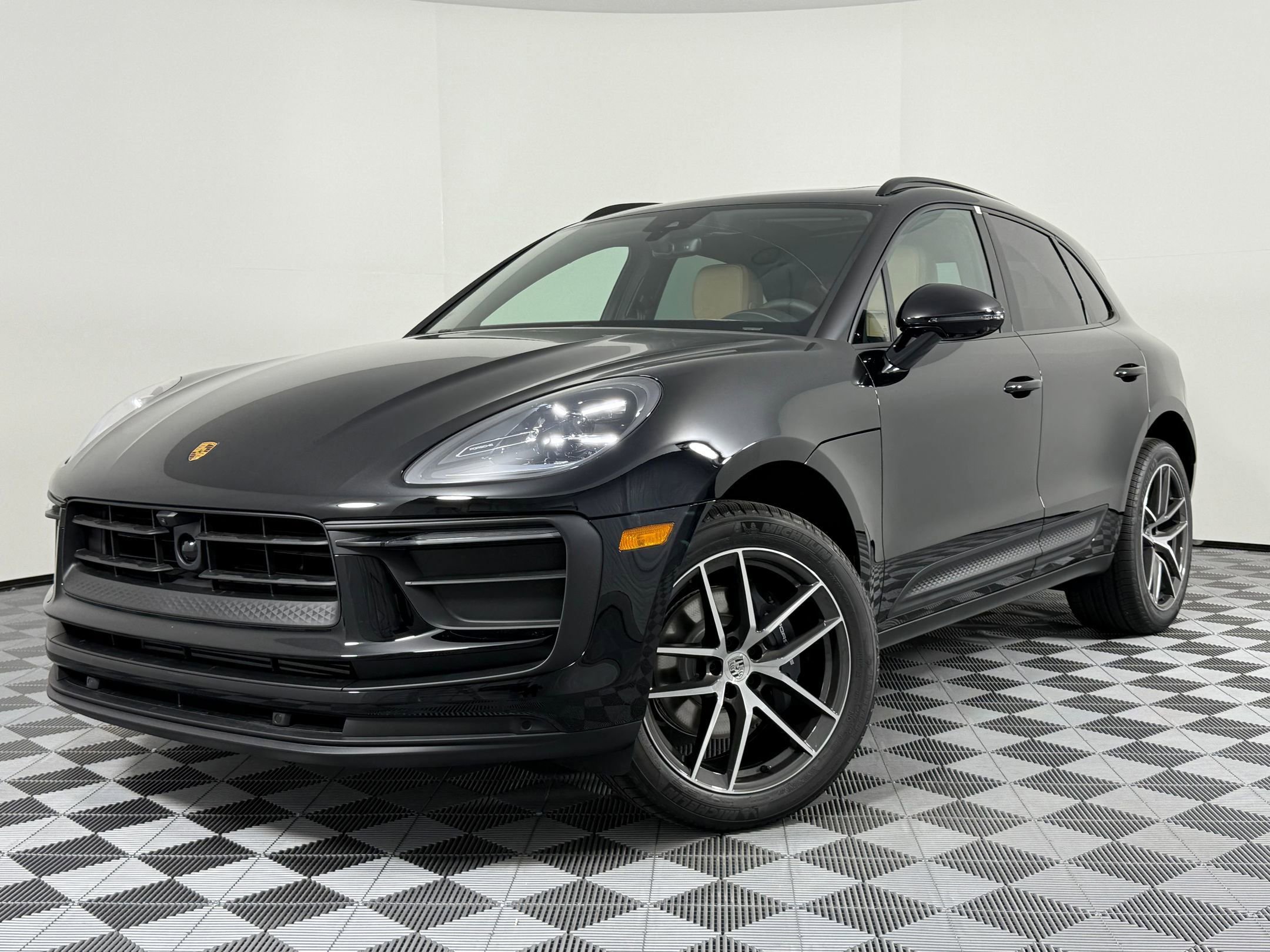 Certified 2026 Porsche Macan AWD/4WD image 1
