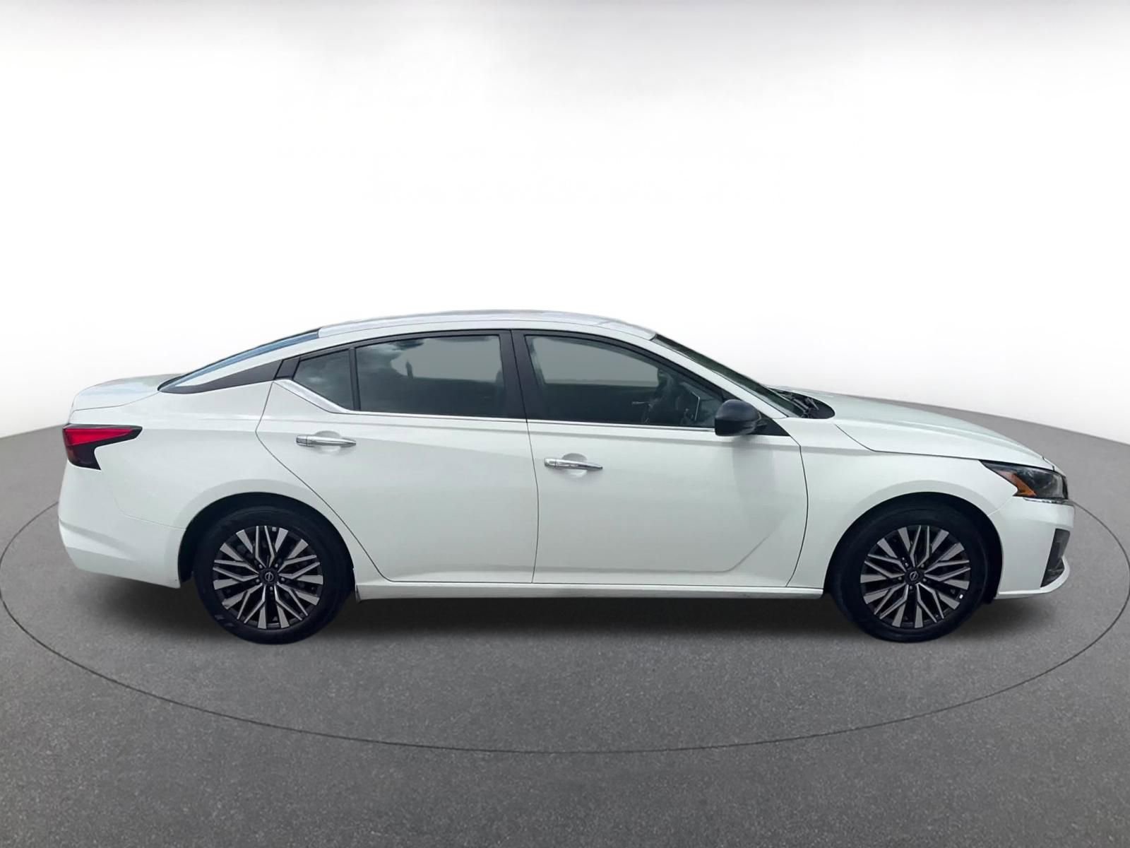 Used 2025 Nissan Altima 2.5 SV FWD image 16