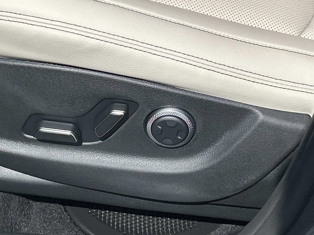 New 2027 Genesis GV70 2.5T Select AWD/4WD image 17