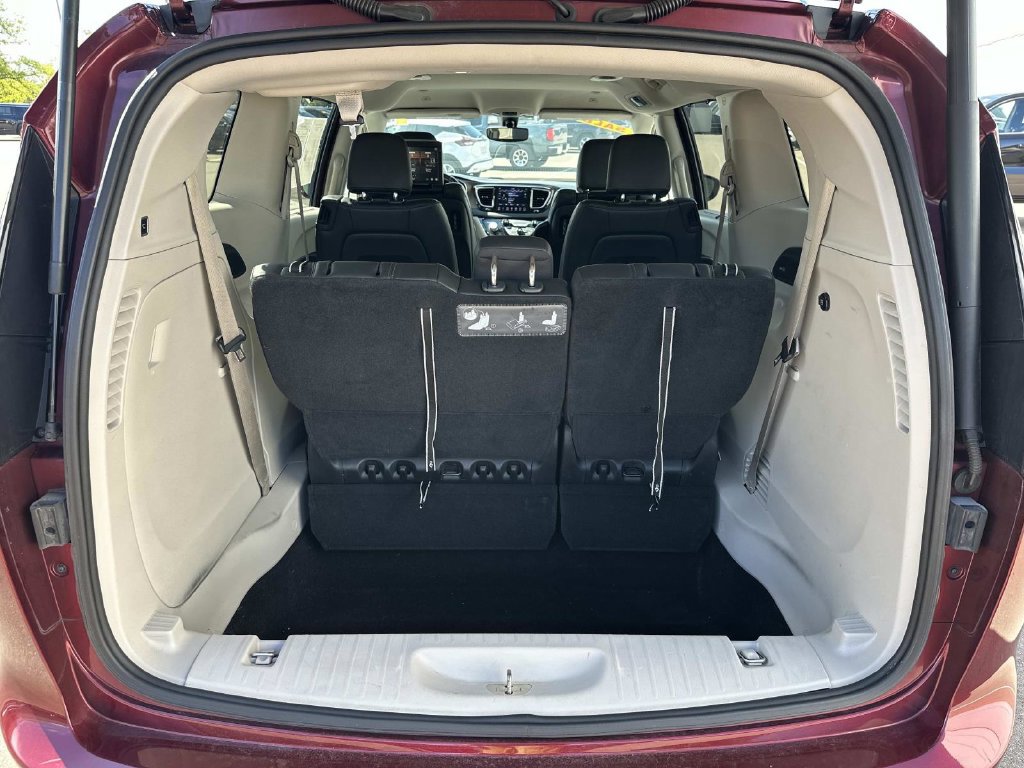 Used 2018 Chrysler Pacifica Touring-L Plus FWD image 12
