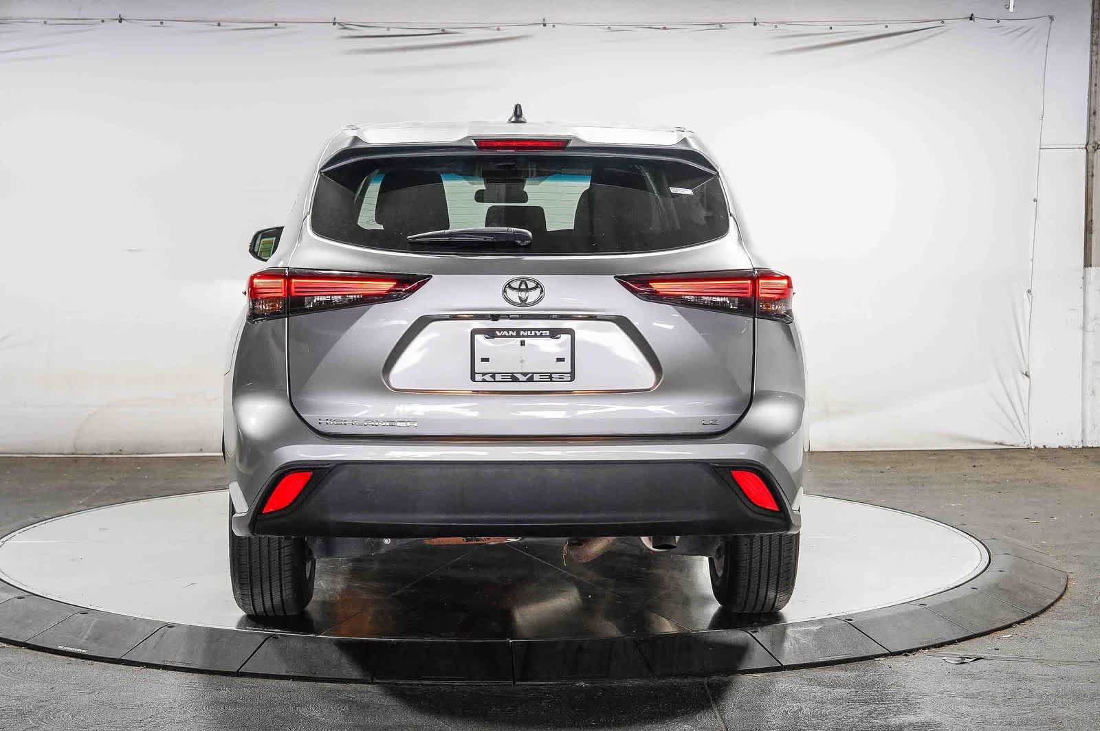 Used 2025 Toyota Highlander LE FWD image 3
